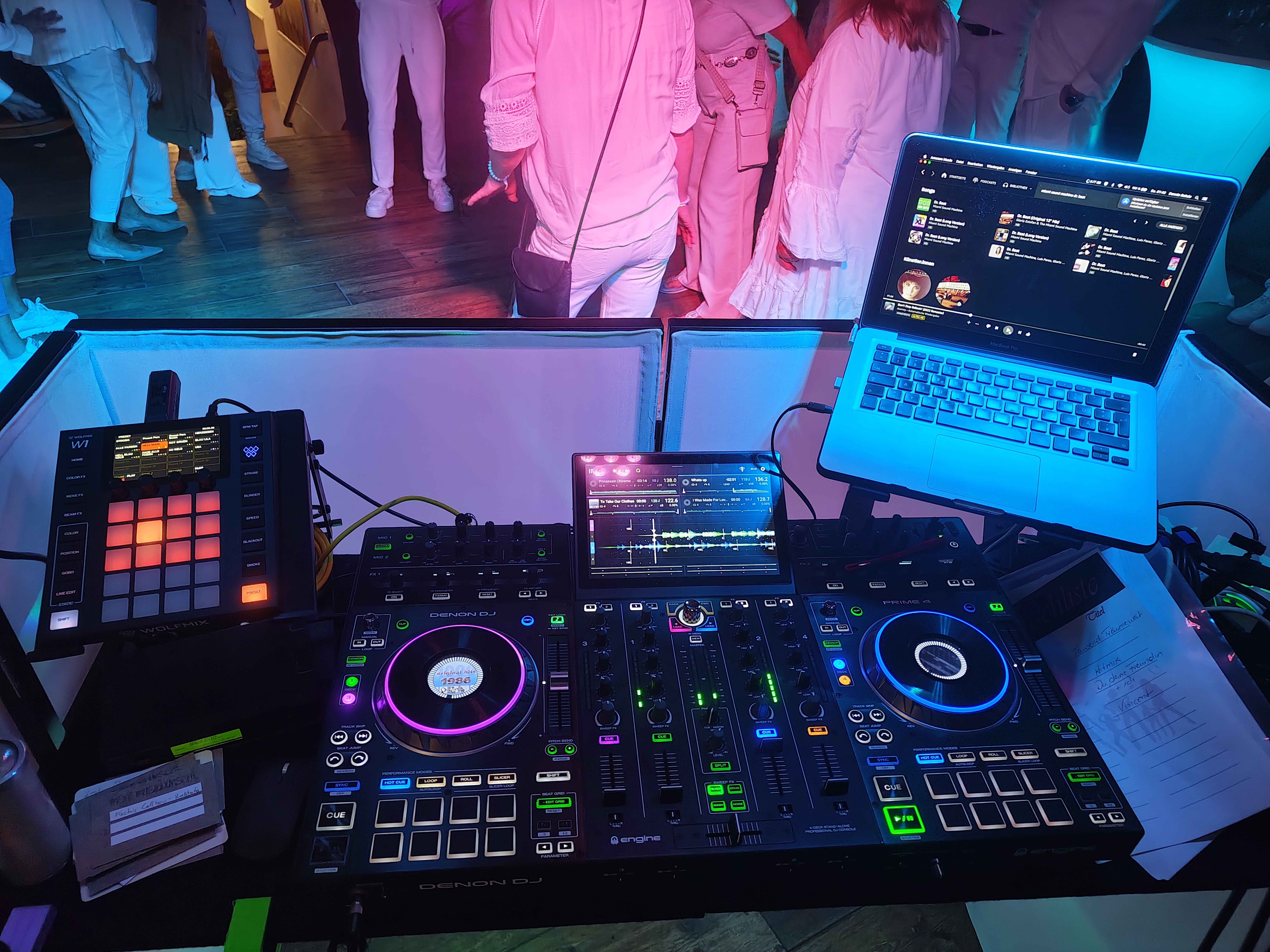 DJ Dennis Rohde - Workstation mit Denon Prime 4 und Wolfmix W1
